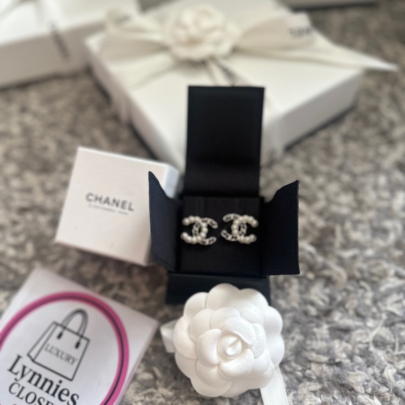 BNWT CHANEL Pearl-Accented Interlocking Logo Earrings - Black & Gold - Picture 6 of 16